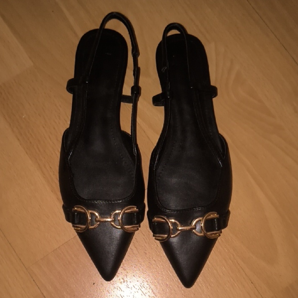 JF | Elegant Black Flats with Gold Detailing